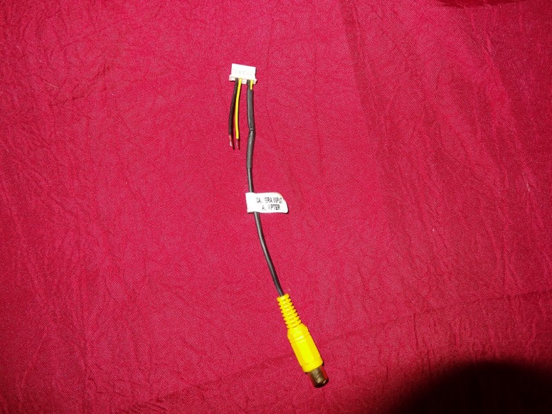 Les deux fils rajoutés sur la prise.JPG